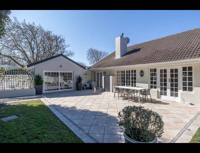 4 BEDROOM HOUSE FOR SALE IN CONSTANTIA